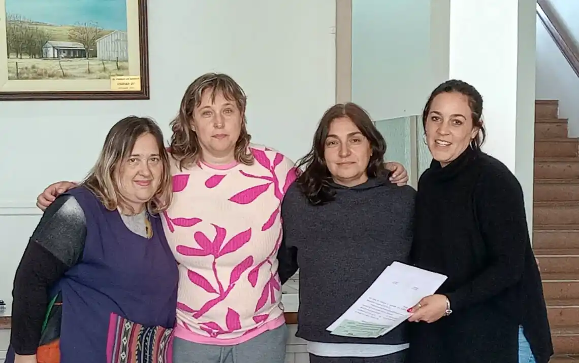 En Barker. Entrega de un subsidio a la peña