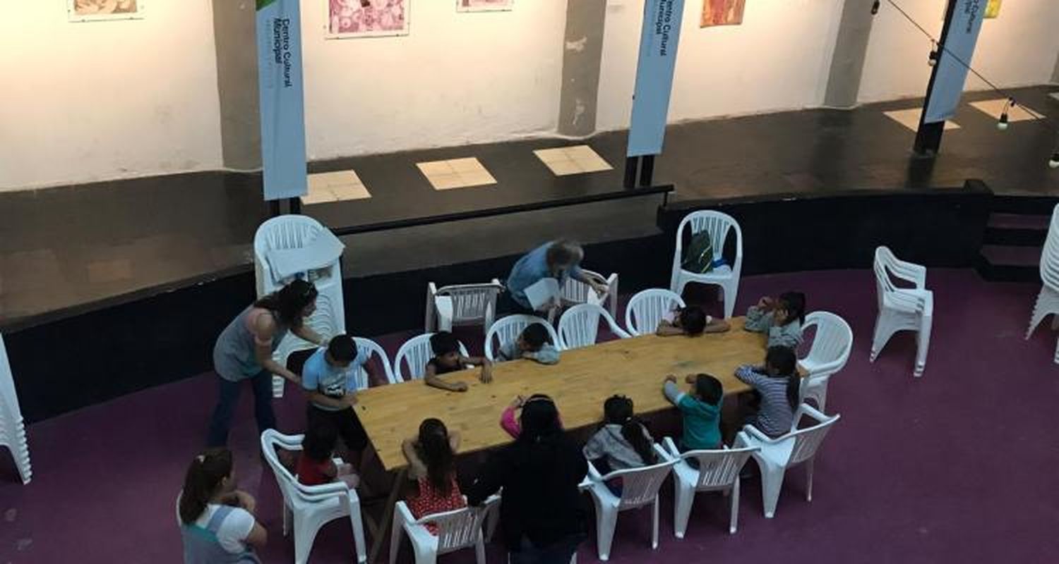 Pintan a Don Ceferino, el “Papá Noel criollo”, en el Centro Cultural Abelardo Castillo