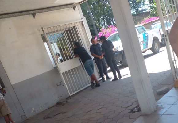 Trifulca en el Hospital: una mujer agredió a otra y la amenazó con un objeto contundente, fue trasladada por policía