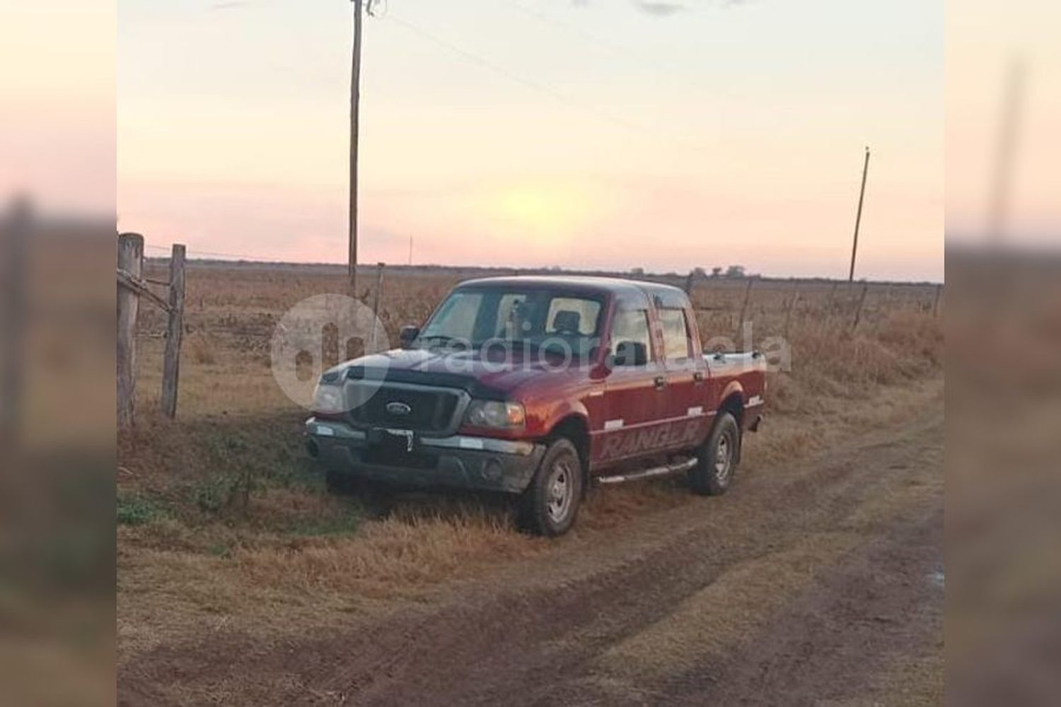 Les robaron una camioneta durante la madrugada y piden ayuda para recuperarla