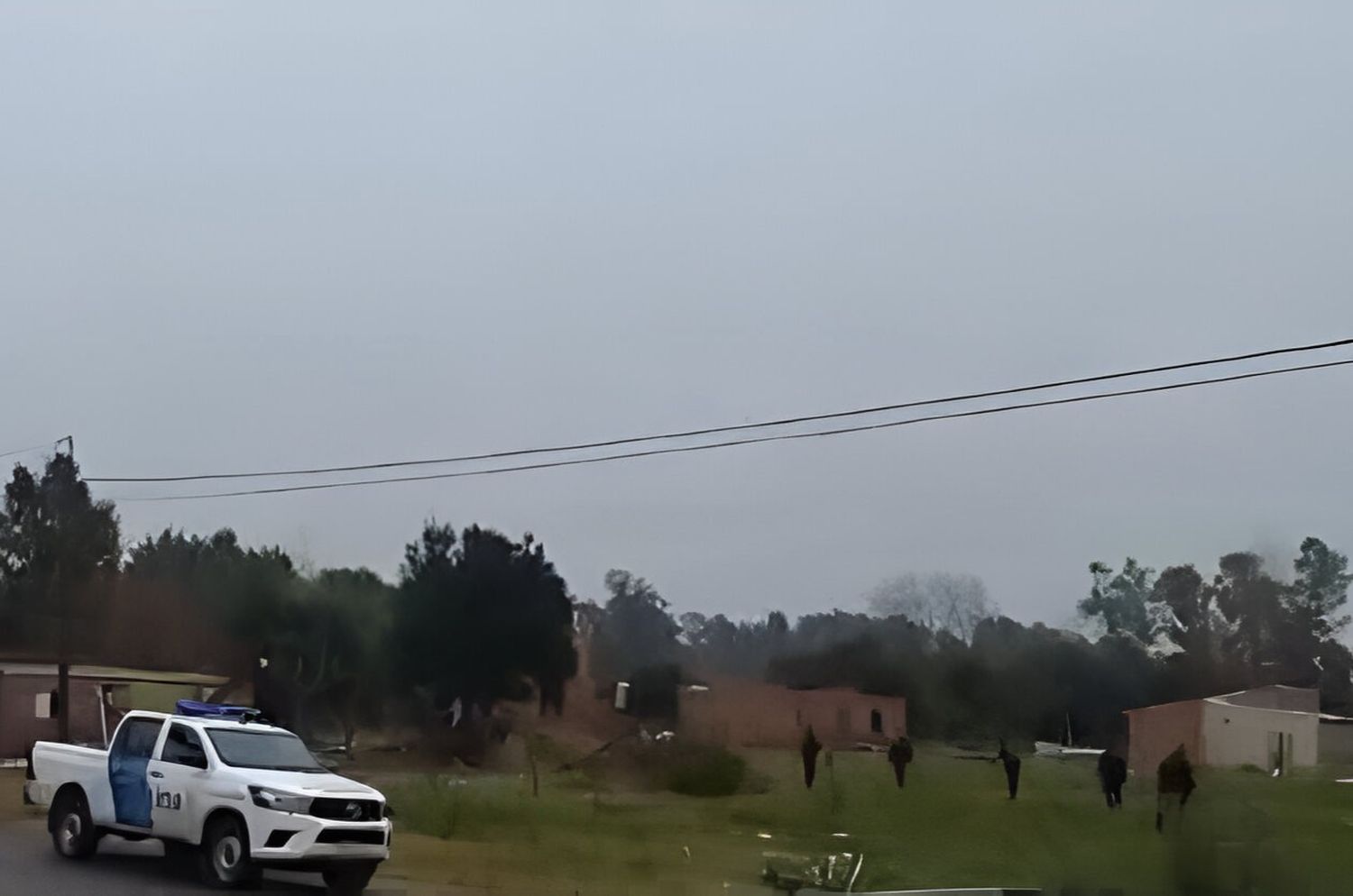 Usurpación en Gobernador Castro: la policía evitó que otras personas se metan en el predio de la casa tomada