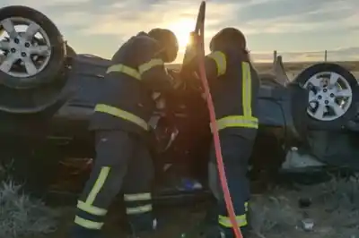 Piedra del Águila: dos personas y sus mascotas tuvieron que ser rescatadas después de un fuerte vuelco