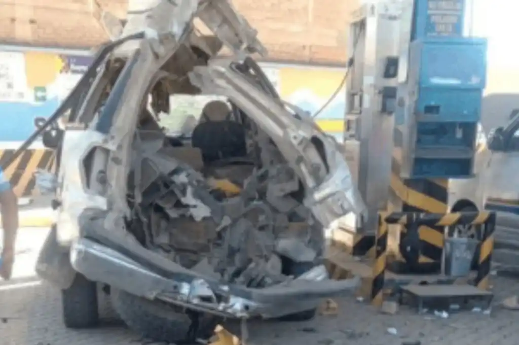 Explotó un auto en una estación de servicio