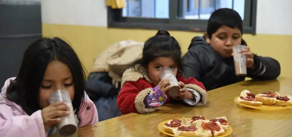 Aumentan un 30% los fondos para comedores escolares de la Provincia