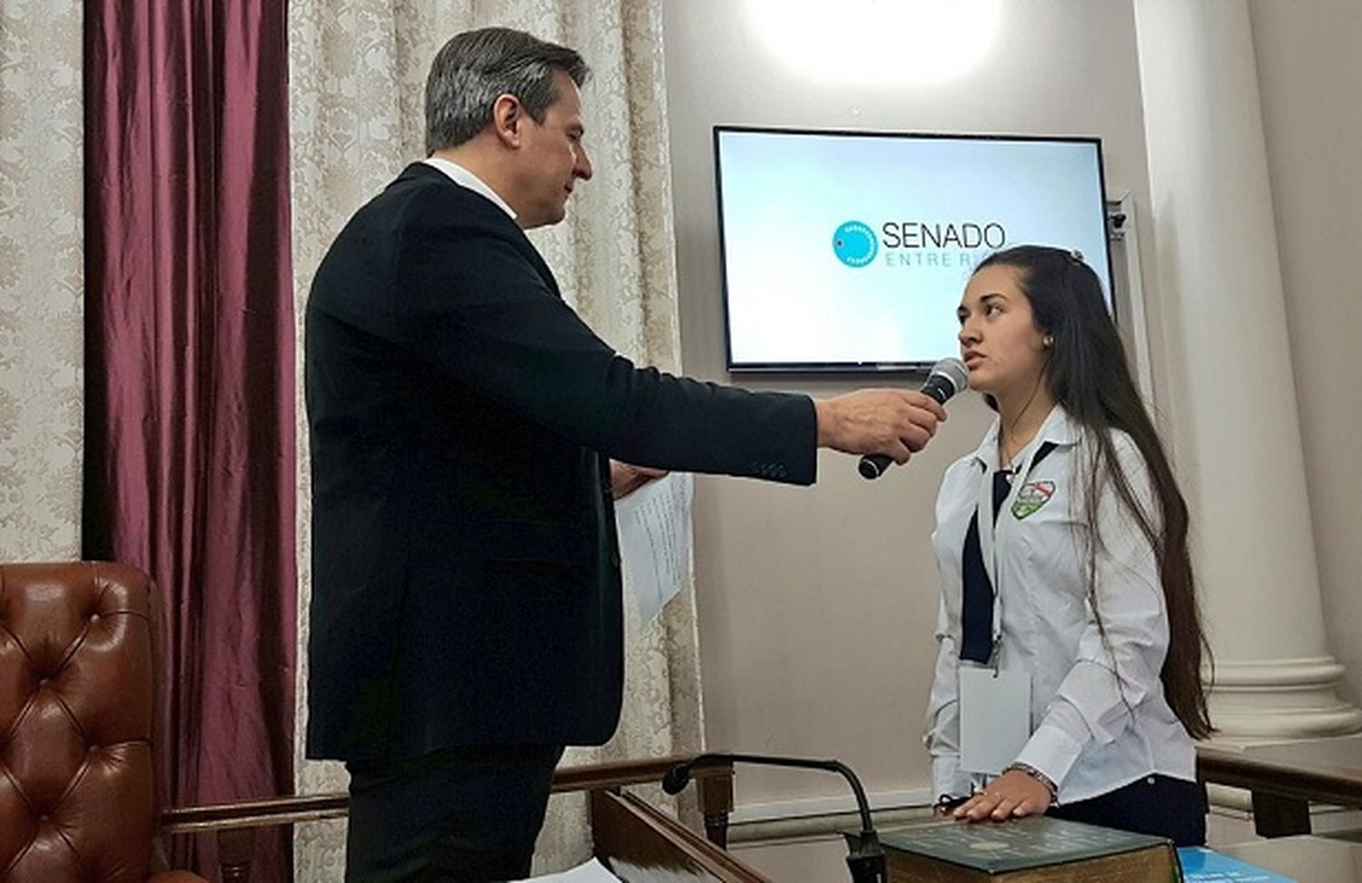 Bahl tomó juramento a los senadores juveniles