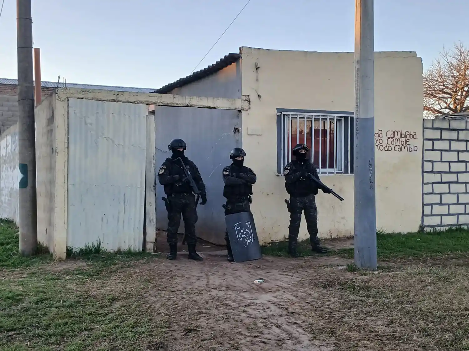 Como resultado de los procedimientos, fueron detenidos un joven de 25 años y un adolescente de 17.