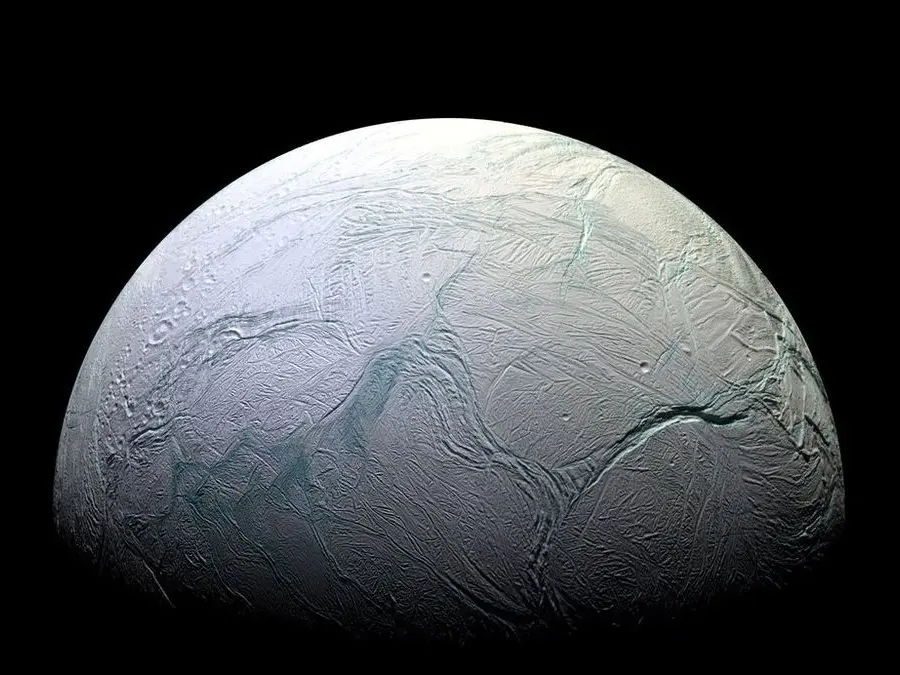 Encuentran moléculas orgánicas en el océano oculto de la luna de saturno