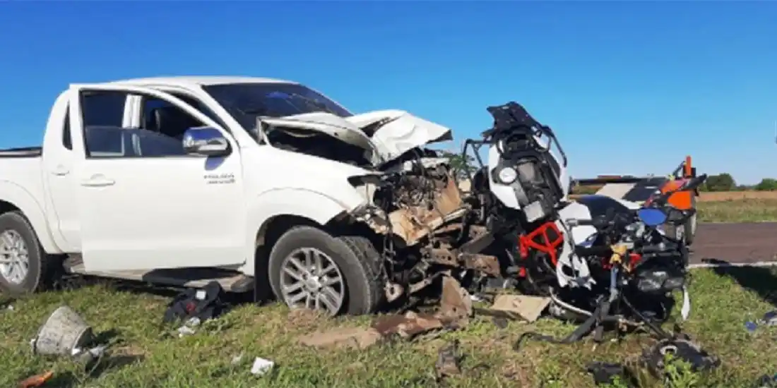 Impresionante choque: un trailer con motos se desprendió y embistió una camioneta 