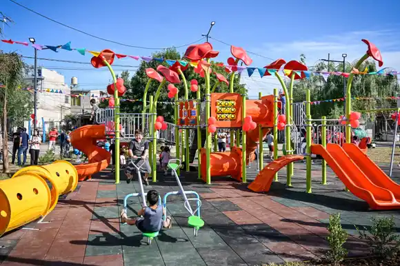 Zamora inauguró la Plaza Latinoamérica en Tigre: Canchas de futbol, ping-pong, juegos infantiles y sectores aeróbicos