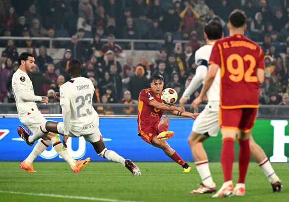 Paulo Dybala aportó un gol en la clasificación de Roma