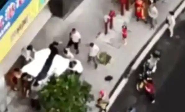 Atajan con una sábana a un nene que cae de un cuarto piso y la tela se rompe