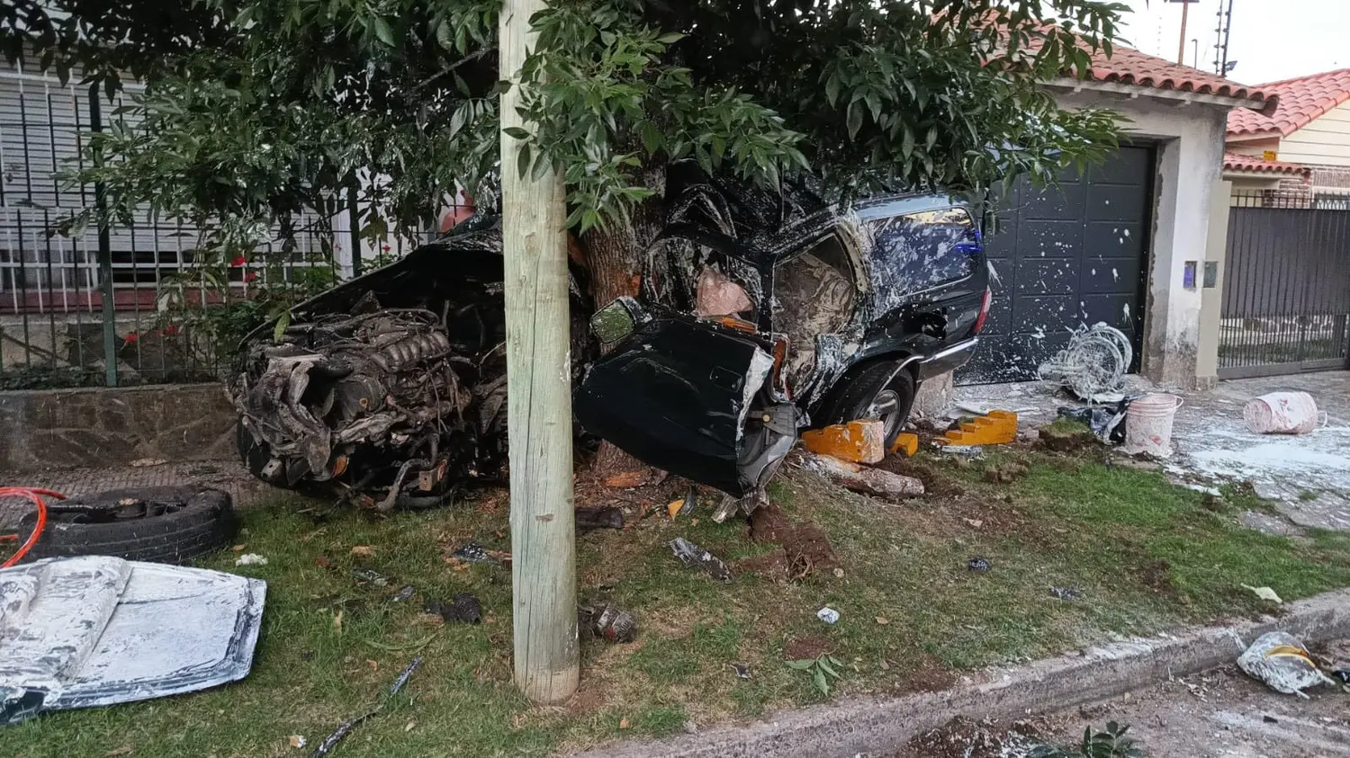 La Toyota Hilux robada quedó destruida después del impacto.