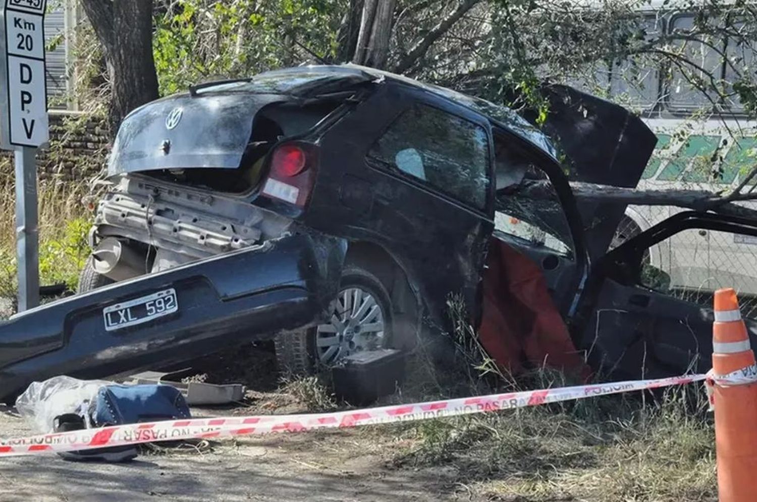 Córdoba: un muerto y un herido tras robar un auto y estrellarse contra un árbol mientras huían