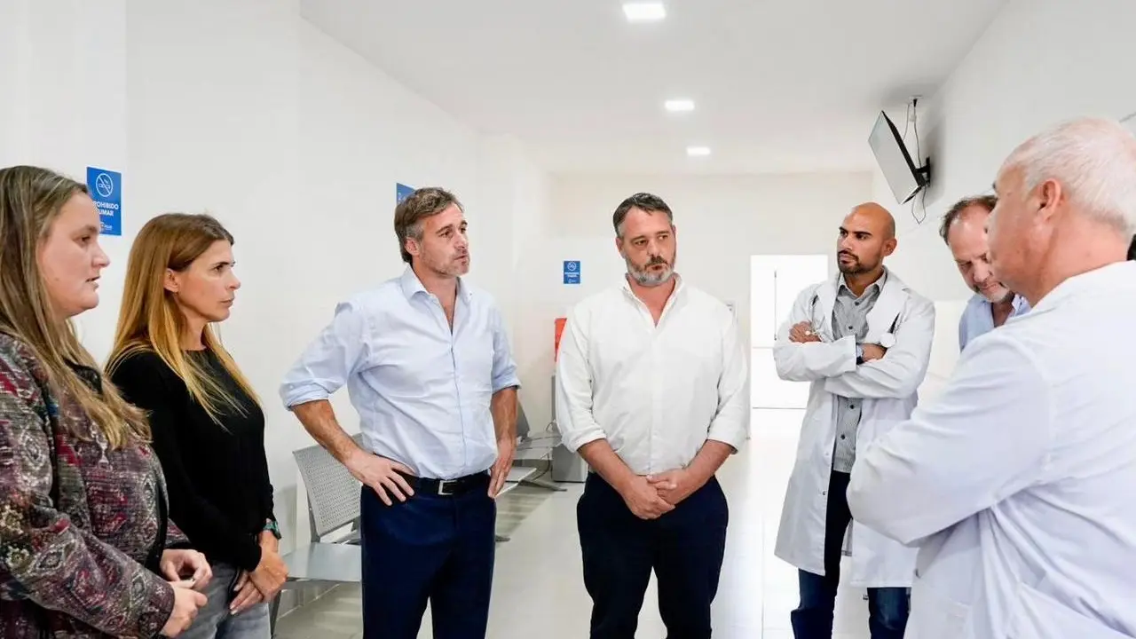 El intendente Achával y funcionarios de Salud recorrieron el Hospital pediátrico.