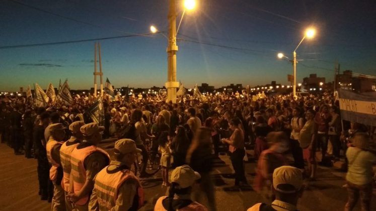 Mauricio Macri llegó a Puerto Madryn y fue recibido con protestas, reclamos e insultos