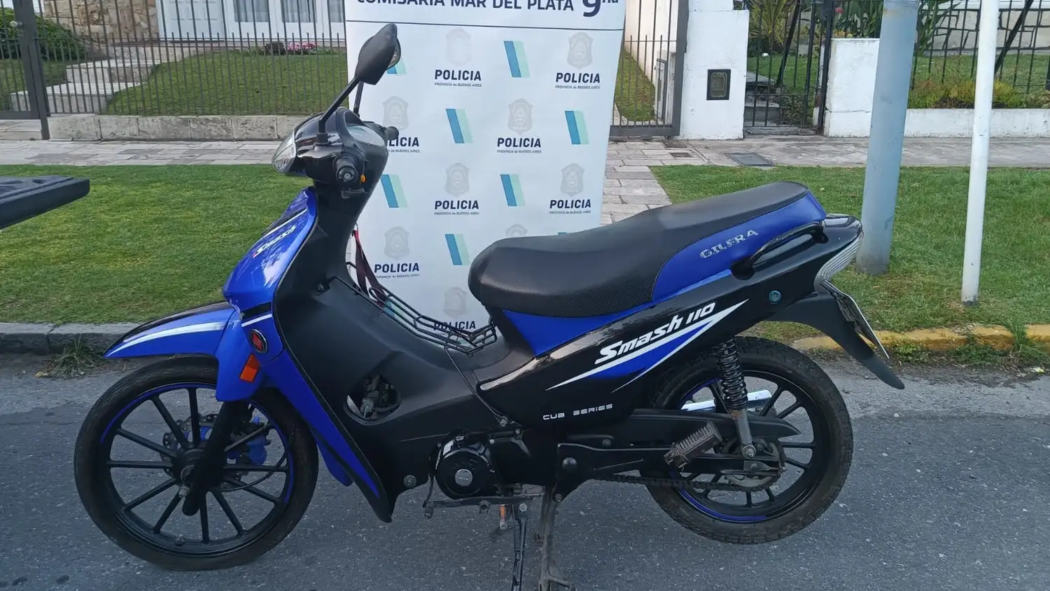 Los agentes lograron recuperar la moto robada y secuestrar un revólver calibre .38 sin municiones ni numeración visible.