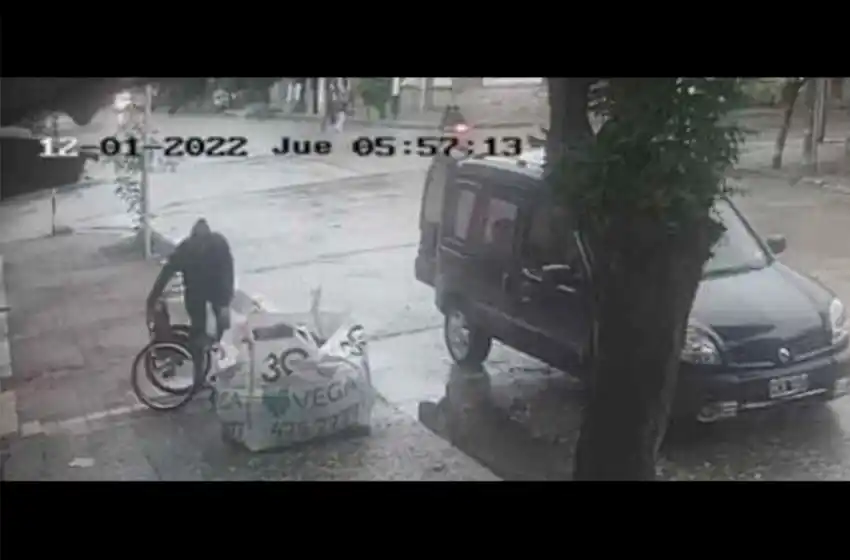Se olvidaron una silla de ruedas en la vereda y se la llevaron
