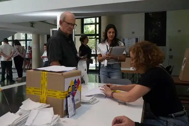 Encuestadoras prestigiosas auguran una contundente victoria del opositor Edmundo González.