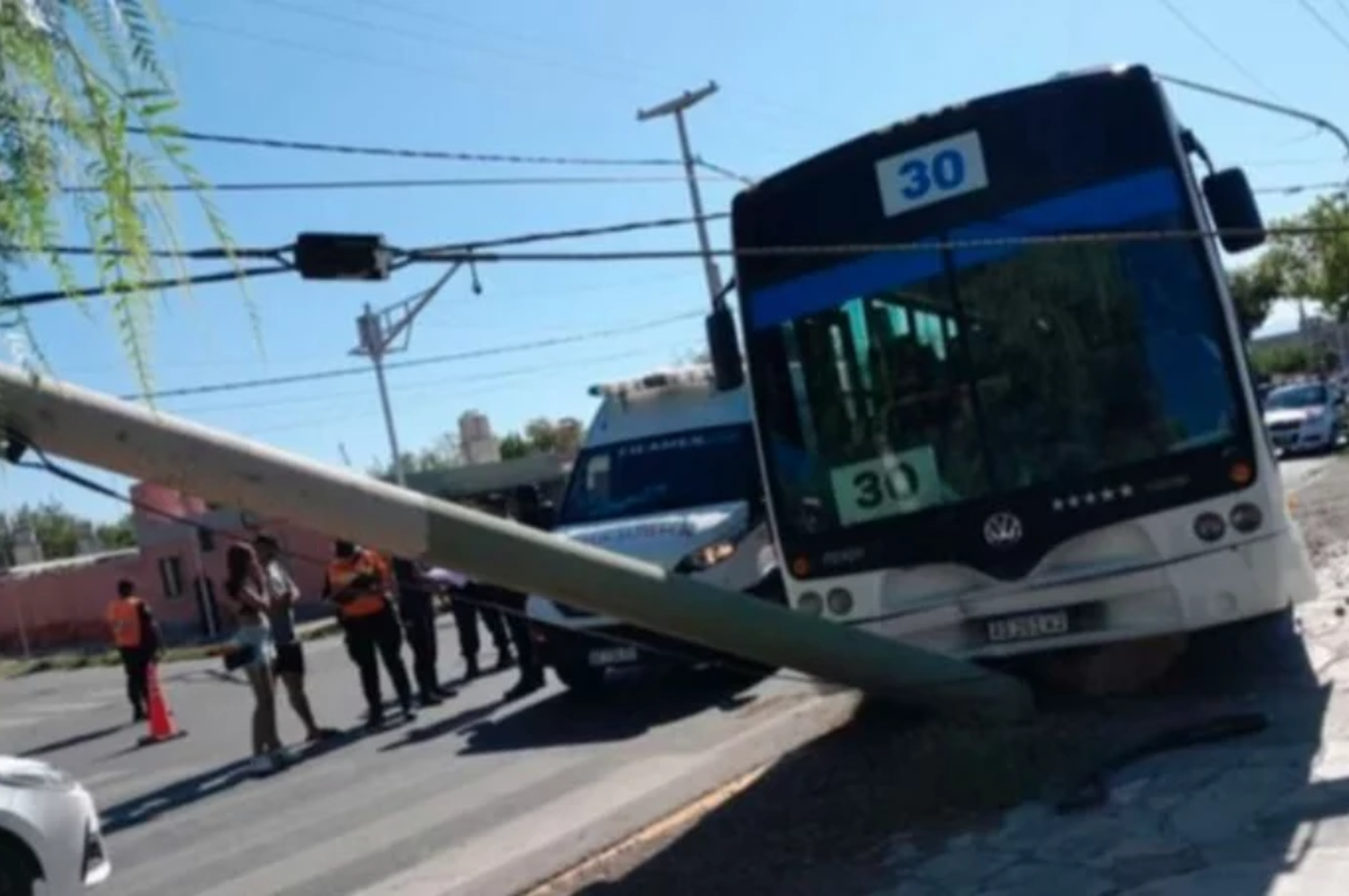 Cruzó de carril e impactó contra el pilar de luz.