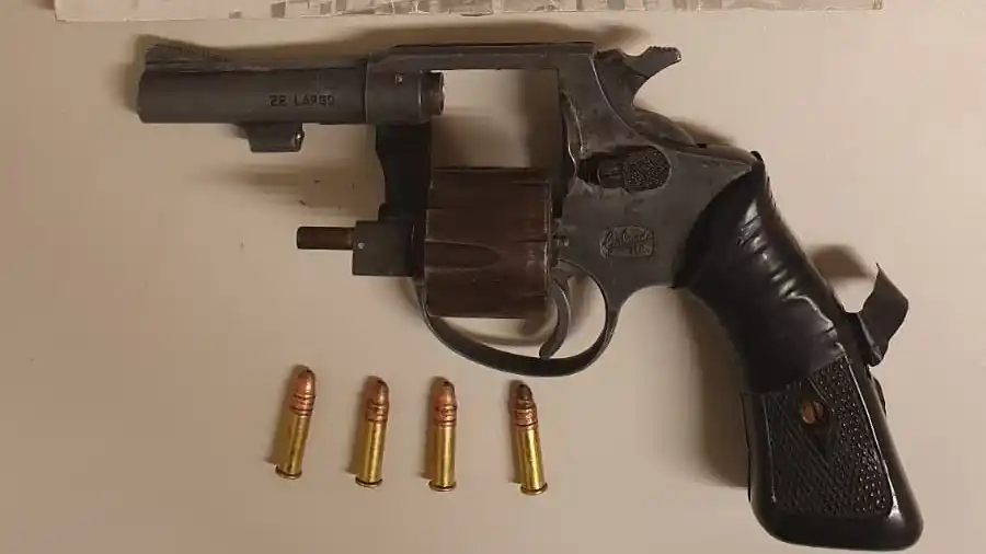 Detuvieron a un joven con un arma tras denuncias de disparos en avenida Luro