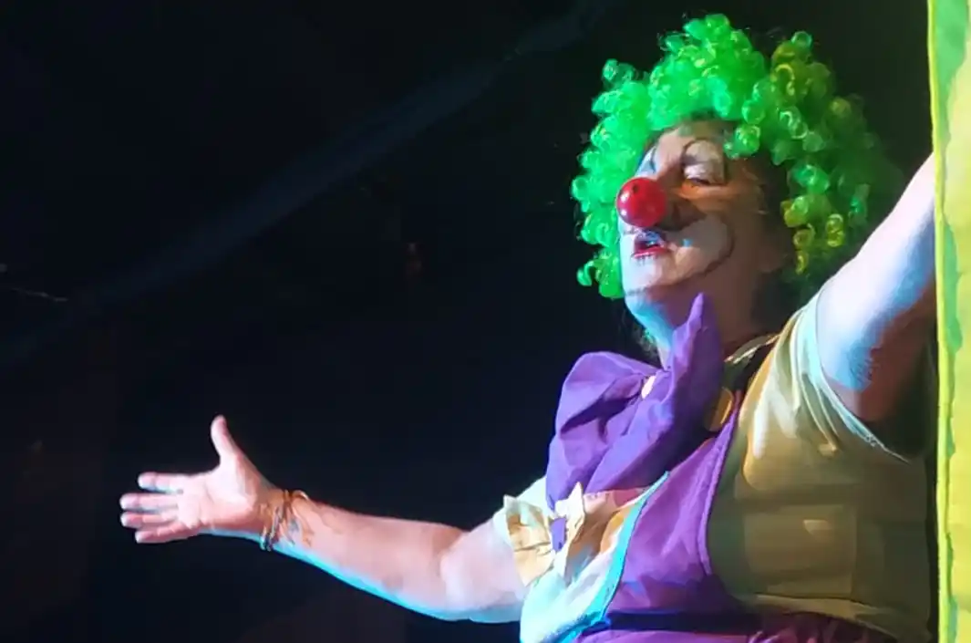 Cari haciendo su personaje, Chimichurri.