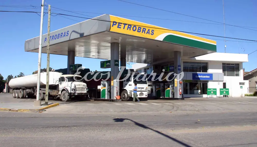 Con un arma recortada asaltó a playero de estación de servicio