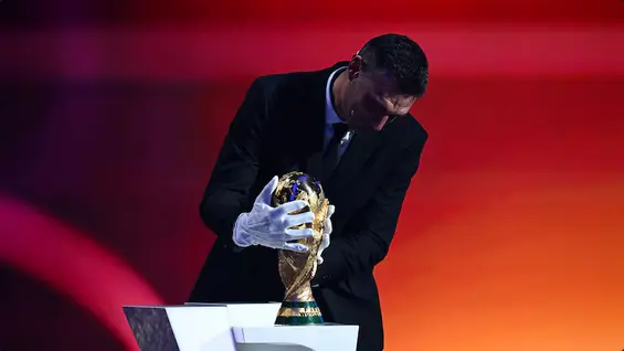 Scaloni entregó la Copa del Mundo en la previa del sorteo del Mundial 2026 - Foto de Saul Loeb de AFP.
