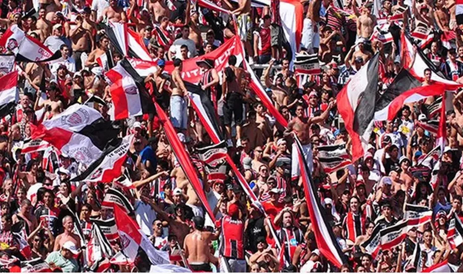 Mataron de una puñalada a un hincha de Chacarita de 43 años en pleno partido, tras un choque de barras