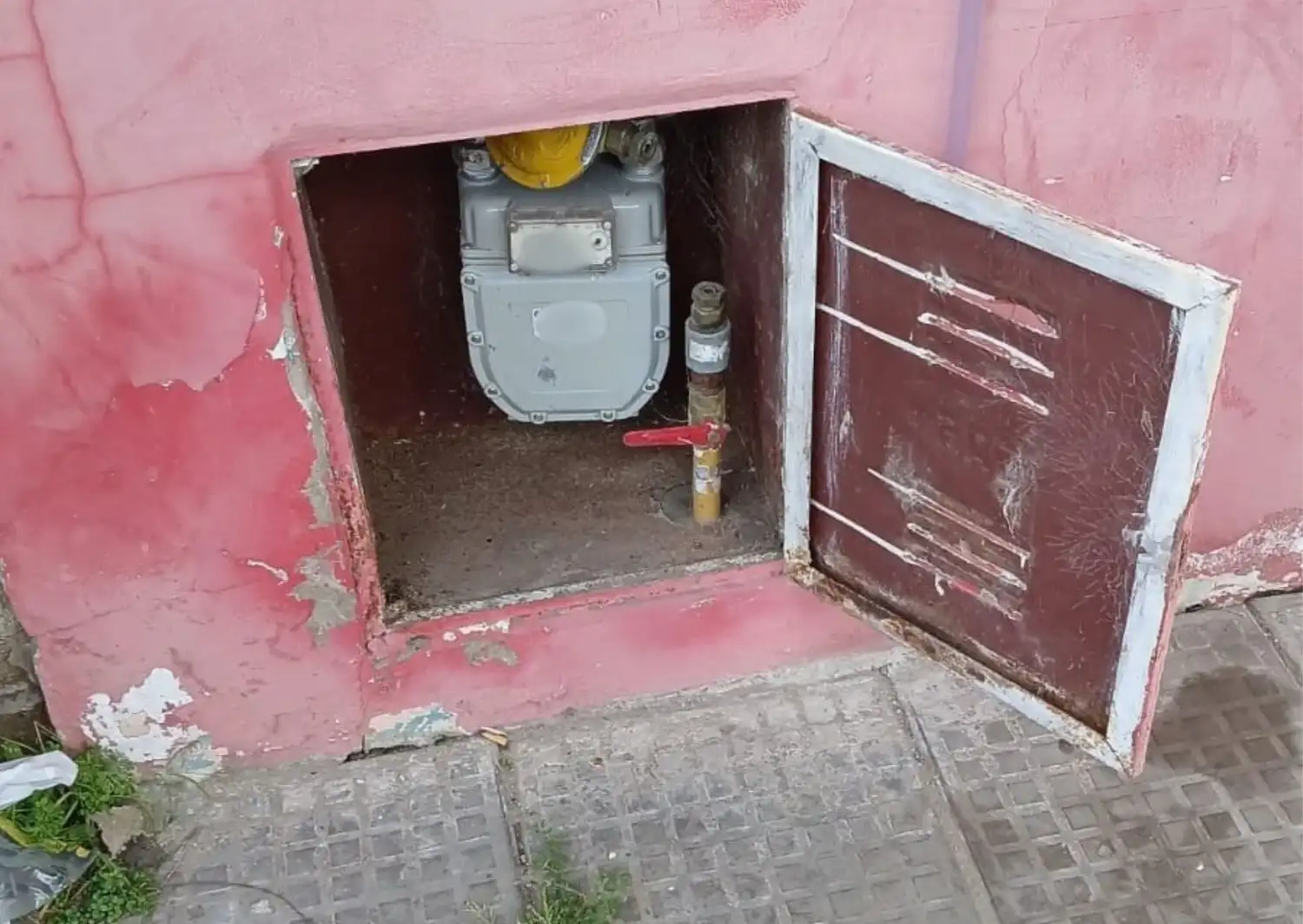 Ola de robos de caños de cobre en casillas de gas: viviendas y barrios enteros quedaron sin suministro