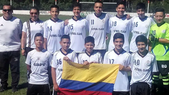 Nueva visita de jugadores de fútbol colombianos