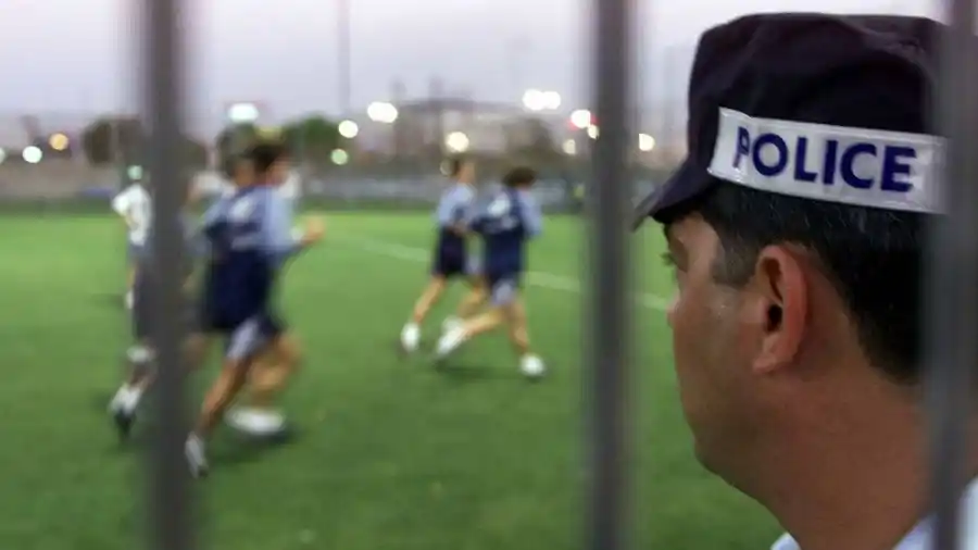 Un futbolista amenazó a su entrenador con una pistola