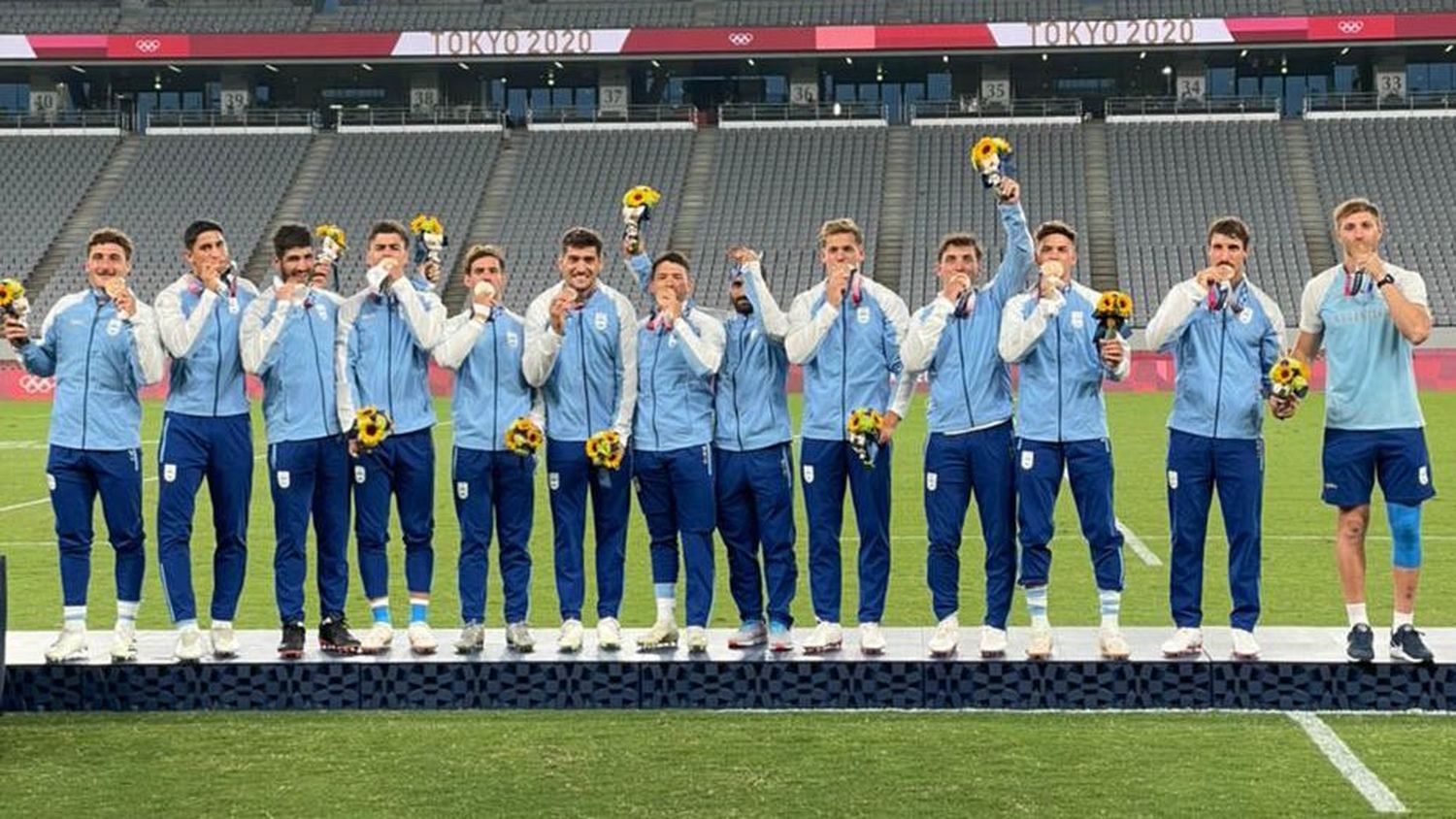 Emotivo recibimiento de la delegación argentina a Los Pumas tras el bronce