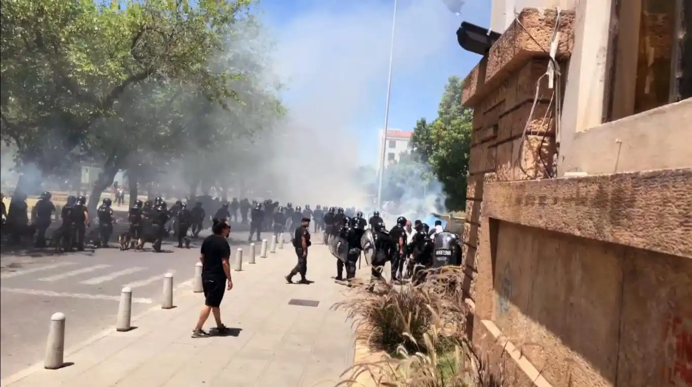 Mendoza: incidentes frente a Casa de Gobierno