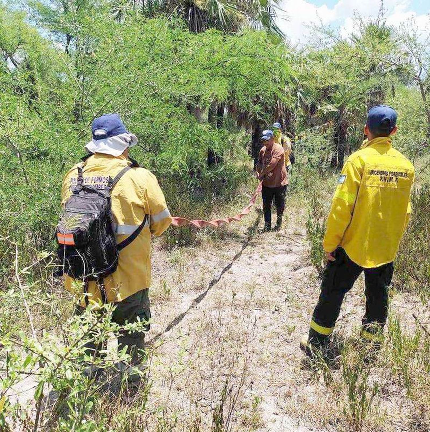 Bomberos llevaron agua para
pobladores de la Isla Apando