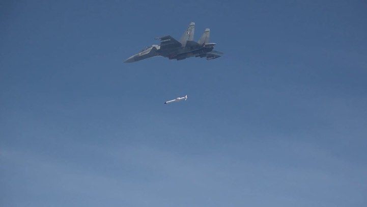 India moves forward in the development of its own missiles and guided bombs