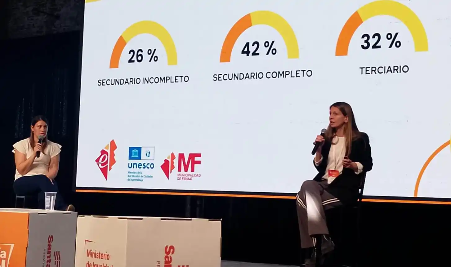 Silvina Arcangioli (derecha) exponiendo sobre el Observatorio de Emprendedores.