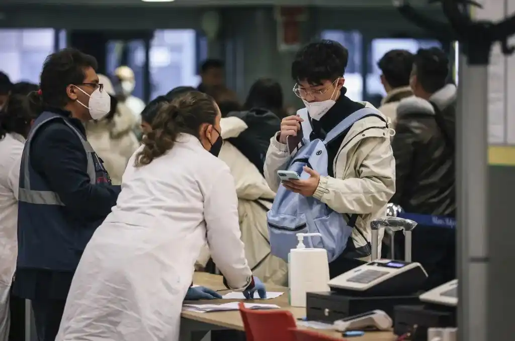 China condenó la exigencia de test de coronavirus establecida a sus ciudadanos en otros países