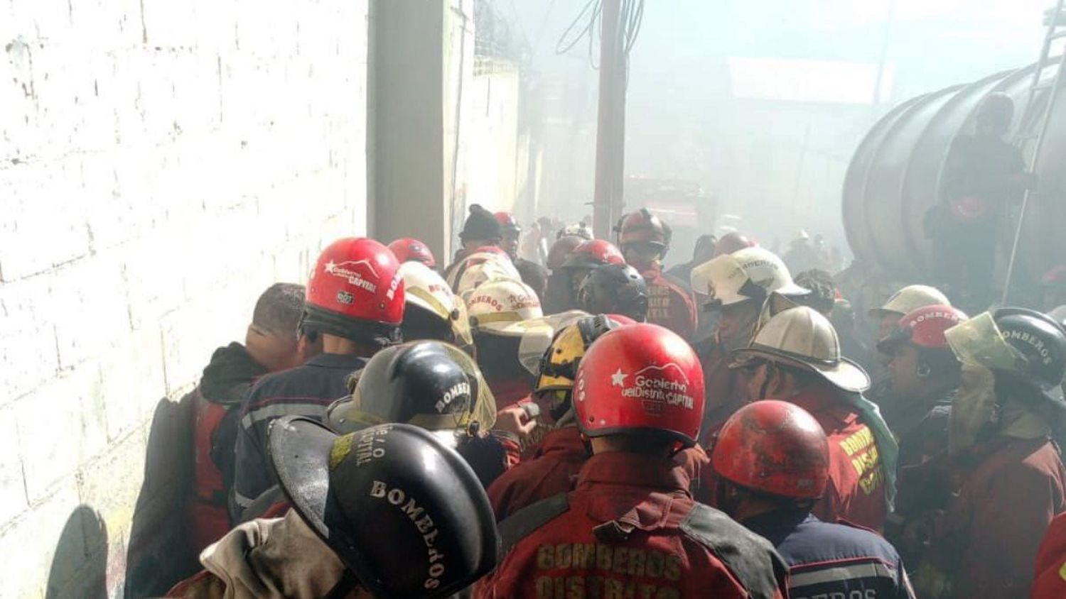 VORAZ INCENDIO se registró en un galpón en La Yaguara: guardaban combustible en su interior (VIDEO)
