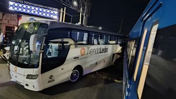 El tren Roca embistió a un micro en Monte Grande: 12 heridos y demoras en el servicio