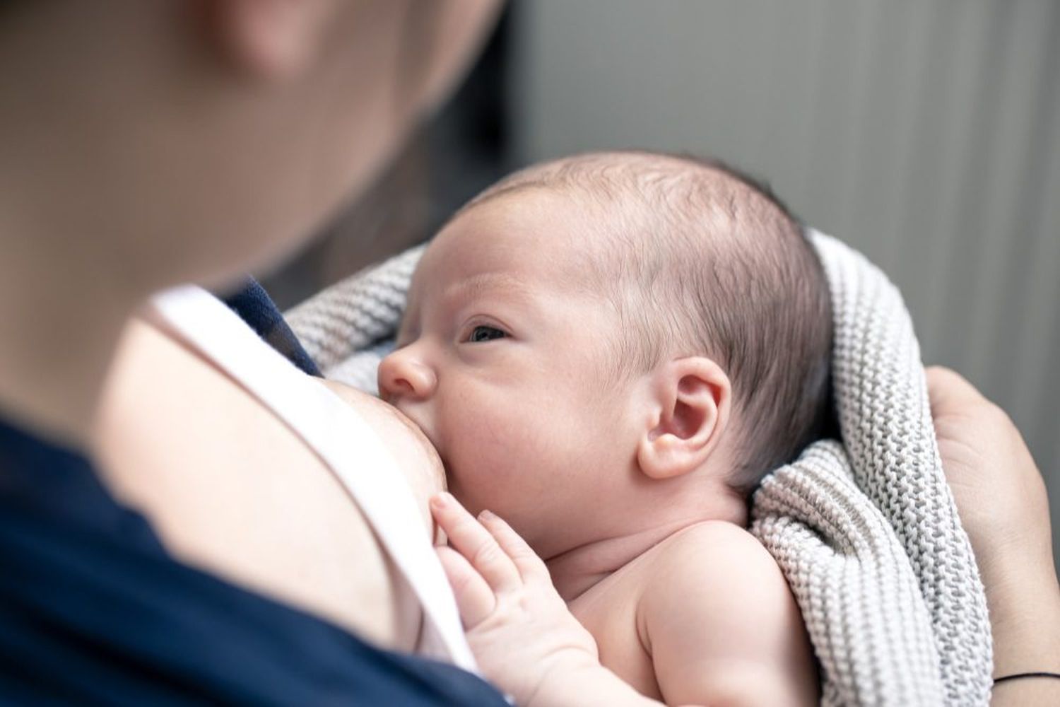¿TARA GENÉTICA O MILAGRO? Una mujer descubre que puede amamantar a su bebé por la axila
