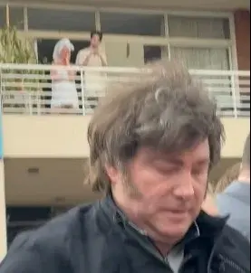 Conocida en las redes como "la señora de la toalla".