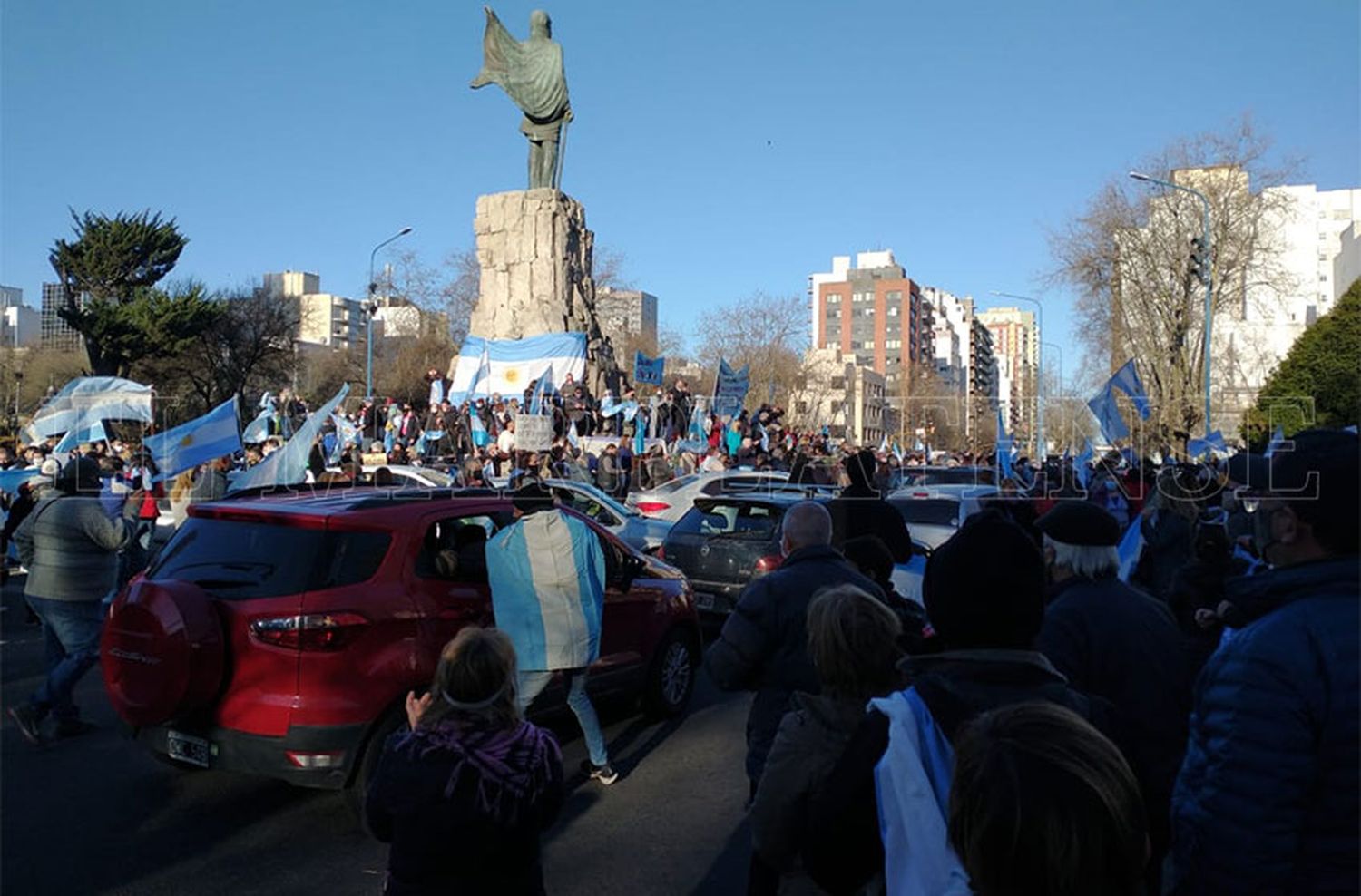 Miles de marplatenses se unieron al "Banderazo por la Libertad"