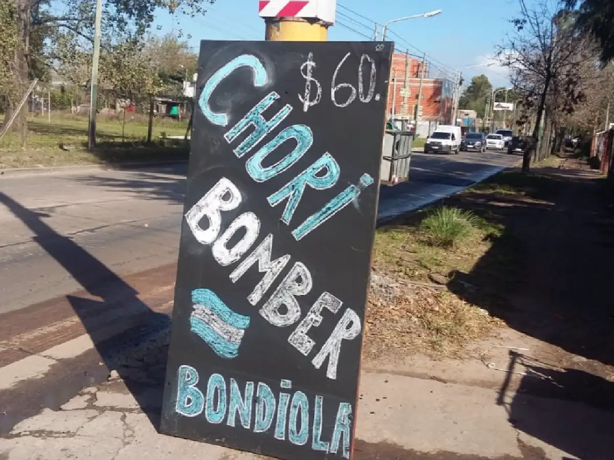 Esteban Echeverría: bomberos venden choripanes para pagar alquiler del cuartel