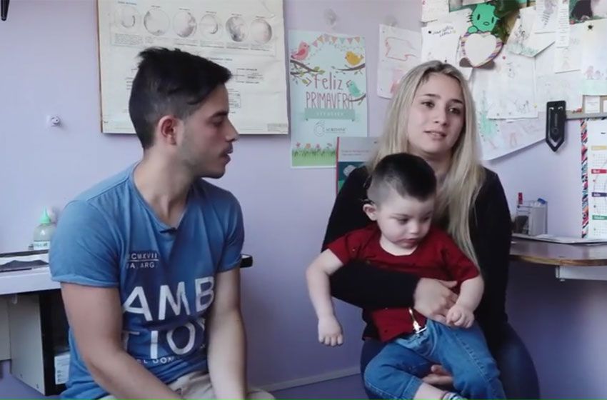 Un nene recibió un implante coclear y pudo escuchar por primera vez