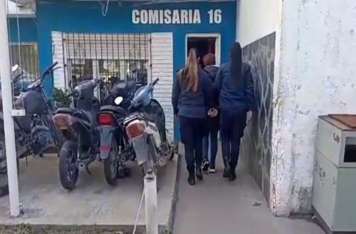 Enloqueció en un control de tránsito y quedó detenida