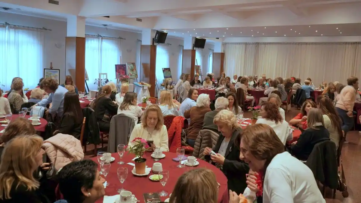 Té solidario en la Sociedad Española