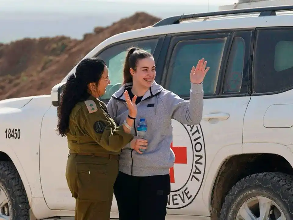 La joven soldado Agam Berger fue entregada a miembros de la Cruz Roja.