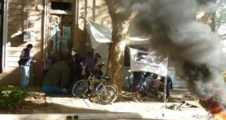 Acampe de usurpadores frente a la Municipalidad