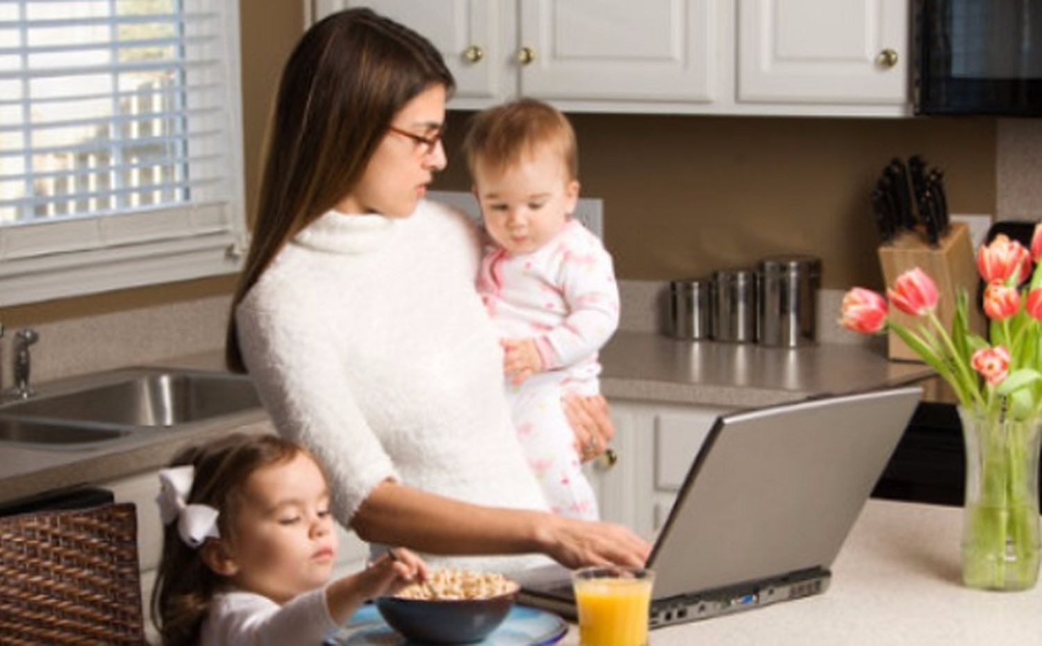La mujer, entre el mundo laboral y las tareas del hogar