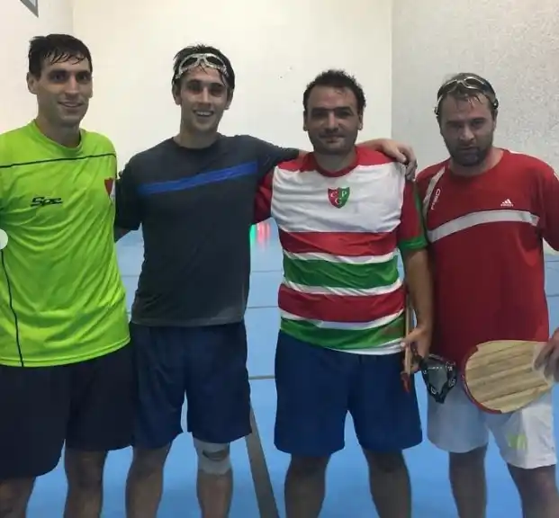 Todo listo para el arranque del interno en el Club Pelota Gualeguay. En la gráfica a la derecha se observa a Matías Vecchio, que participará de un torneo muy particular porque la copa que está en juego lleva el nombre de su padre Enrique A. Vecchio.